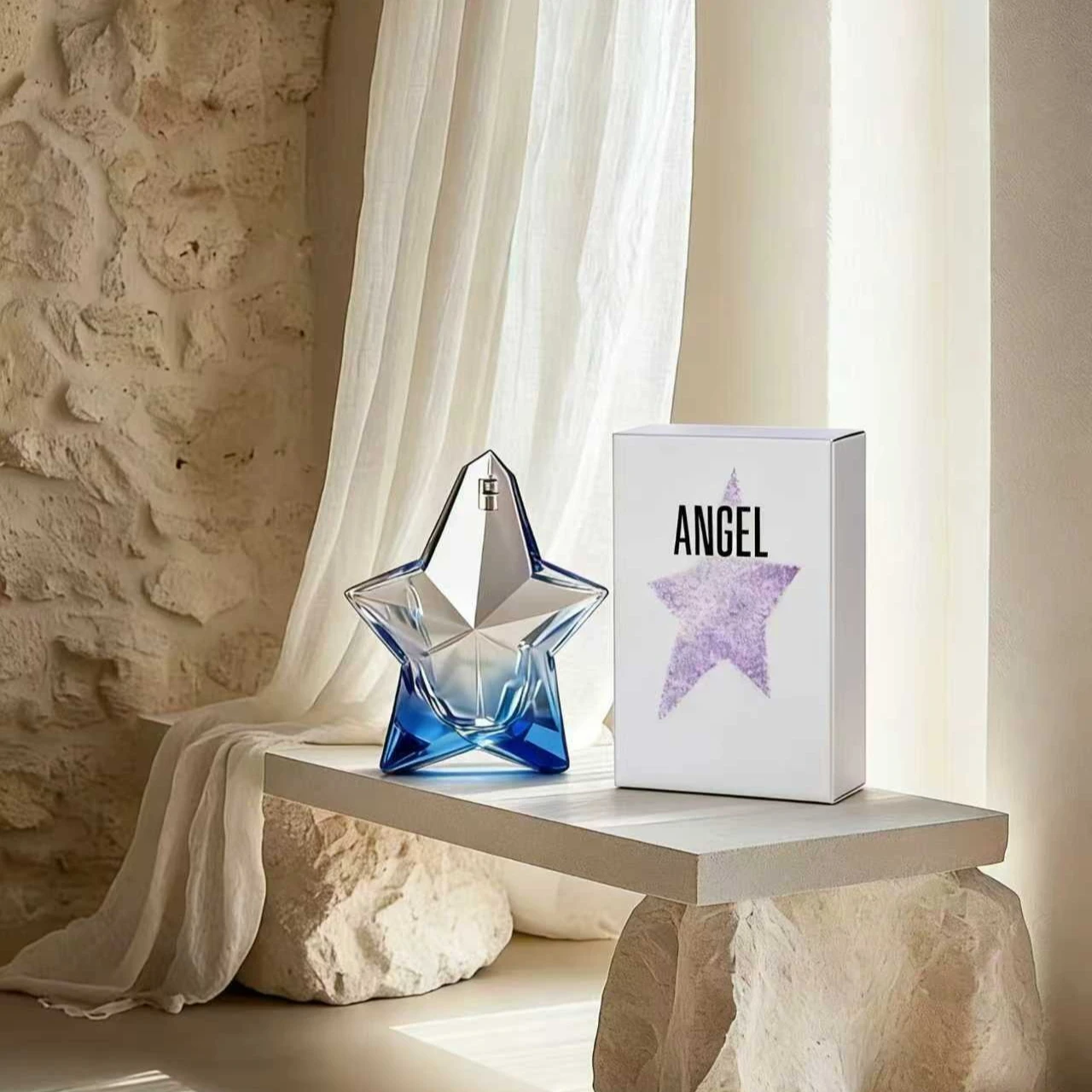 高級ブランド香水100ml、甘いグルメノートに温かみのあるウッディミルキーとフローラルな香り、高級感のある外観、ギフトに最適