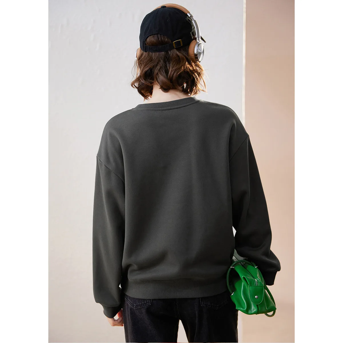 LOUIS YAO 2025 Women's Thick Velvet Hoodie Winter Style Fashionable Round Neck Cartoon Pattern Long Sleeve Hoodie