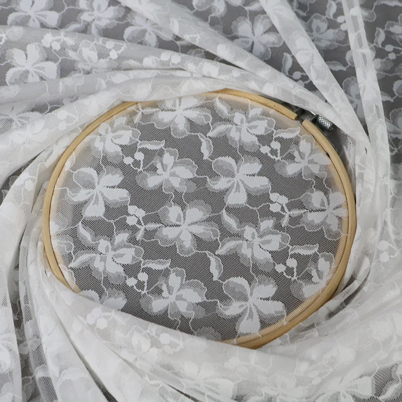 3 jardy szyfrowanej siateczki do odzieży, miękka i dopasowana, z ażurowym wnętrzem i wysokiej jakości koronką kwiatową.