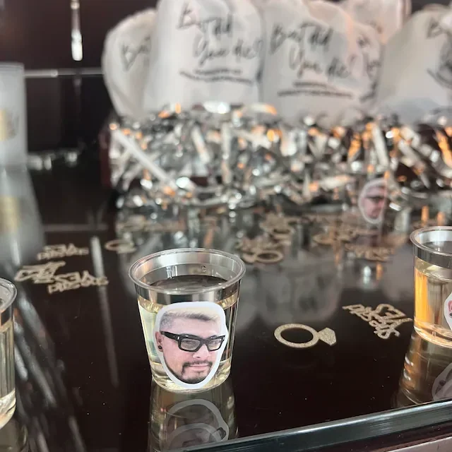 Personalisierte Gesichtsaufkleber von Fotos – personalisiertes Geschenk für Freunde/Familie/Paare – lustige DIY-Fotoaufkleber mit Ausschnitten (Geburtstage/Partys). – Detail 8