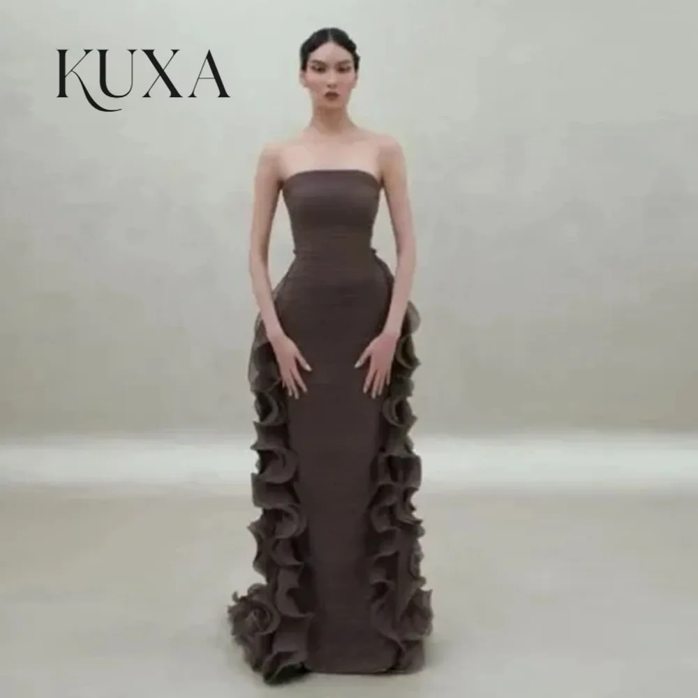 KUXA Luxuriöses, maßgeschneidertes braunes, strukturiertes Abendkleid, trägerloses, gerafftes Meerjungfrauenkleid mit mehrlagigen Rüschen für Gala- und Abschlussballkleider