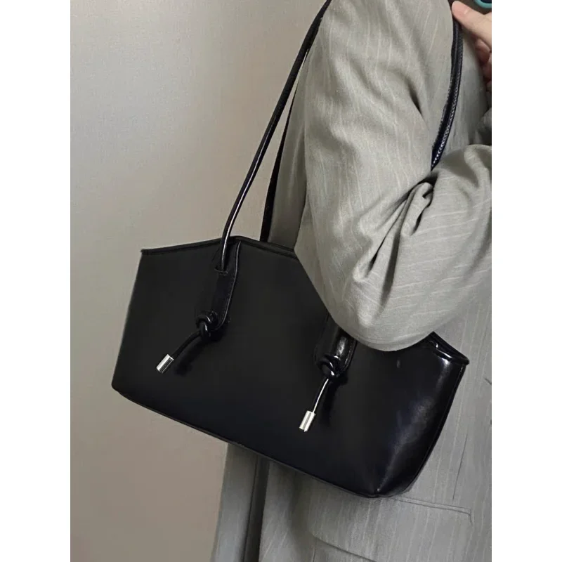 2024 Women\'s Small Square Bags Fashion Shoulder Bags Advanced Black New Small Square Bags Commuter Leisure Outdoor Axillary Bags