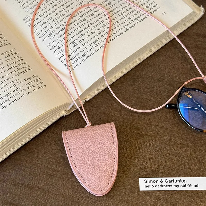 

Premium Leather Eyeglasses Case Pendant Storage Neck Strap Durable Clip Pouch for Daily Commute and Travel Necklace 안경주머니