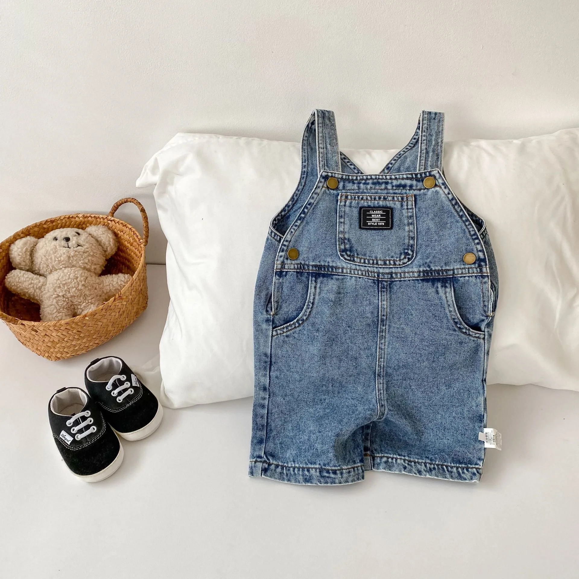 2026 Autumn New Baby Denim Overalls Girls Solid Strap Shorts Boys Fashion Casual Pants Toddler Jeans Infant Clothes