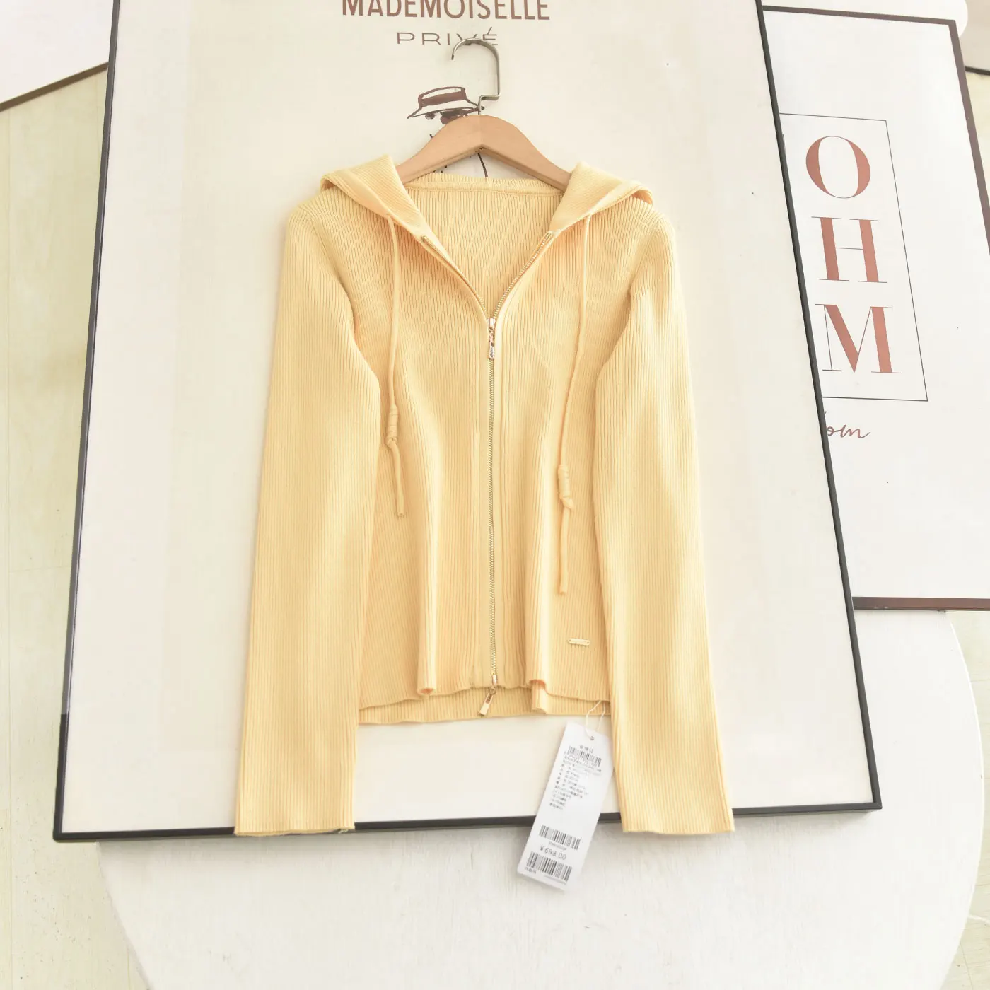 

Ultra-White Yellow Knitted Sweater Spring 2026 Drawstring Hood Simple Slimming Zipper Cardigan Casual Style Long Sleeve Knitwear