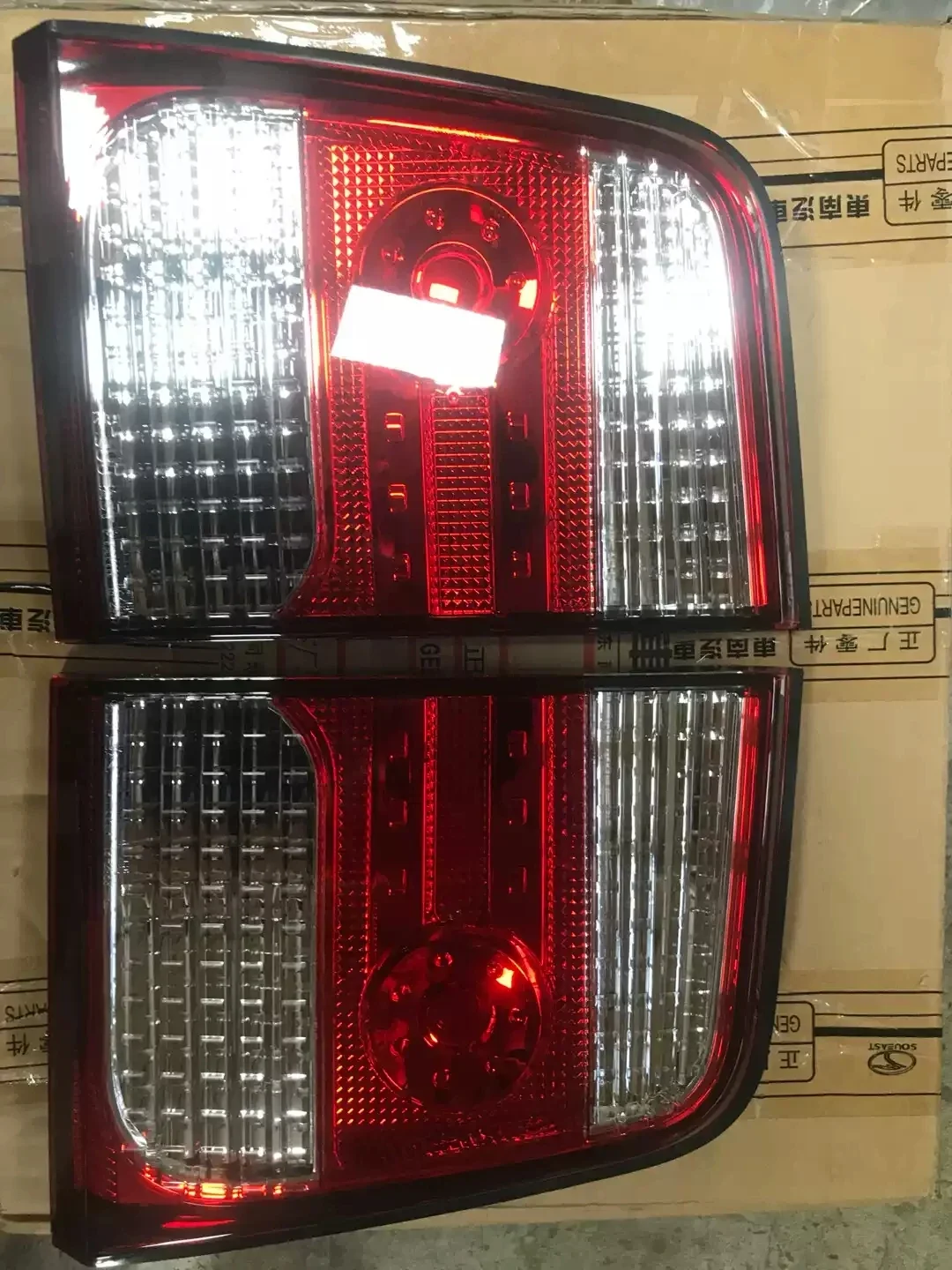 

Задний фонарь в сборе для Mitsubishi Delica, задний фонарь для вождения, указатель поворота заднего хода, автомобильные аксессуары, 2 шт.
