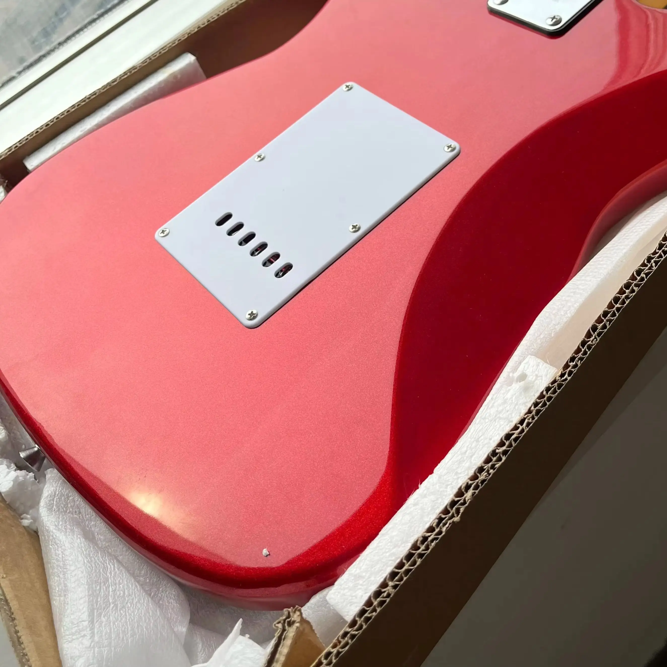 Metal Red Light‑Effect ST Style Electric Guitar In  Equipped With SSS Single‑Coil Pickups White Pickup Cover, Chrome Hardware Fittings Rosewood Fingerboard A Christmas Gift Available In Stock Free Shipping.