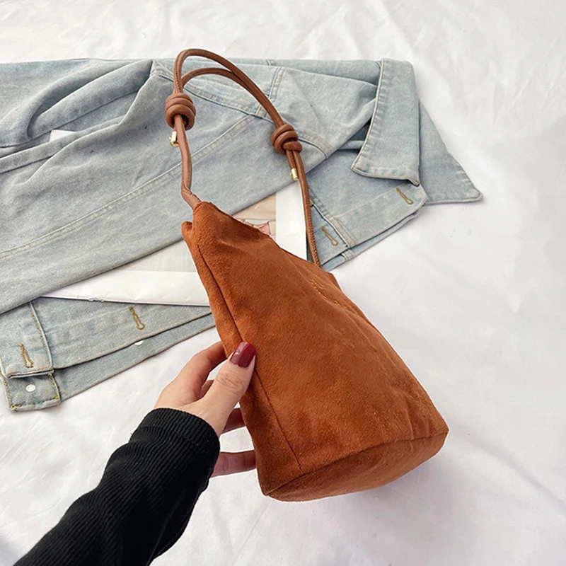 Damen-Handtasche aus Wildleder mit großer Kapazität und Buchstabenmuster, magnetische Schnalle, Samt, PU-Unterarmtasche im Retro-koreanischen Stil – Detail 23