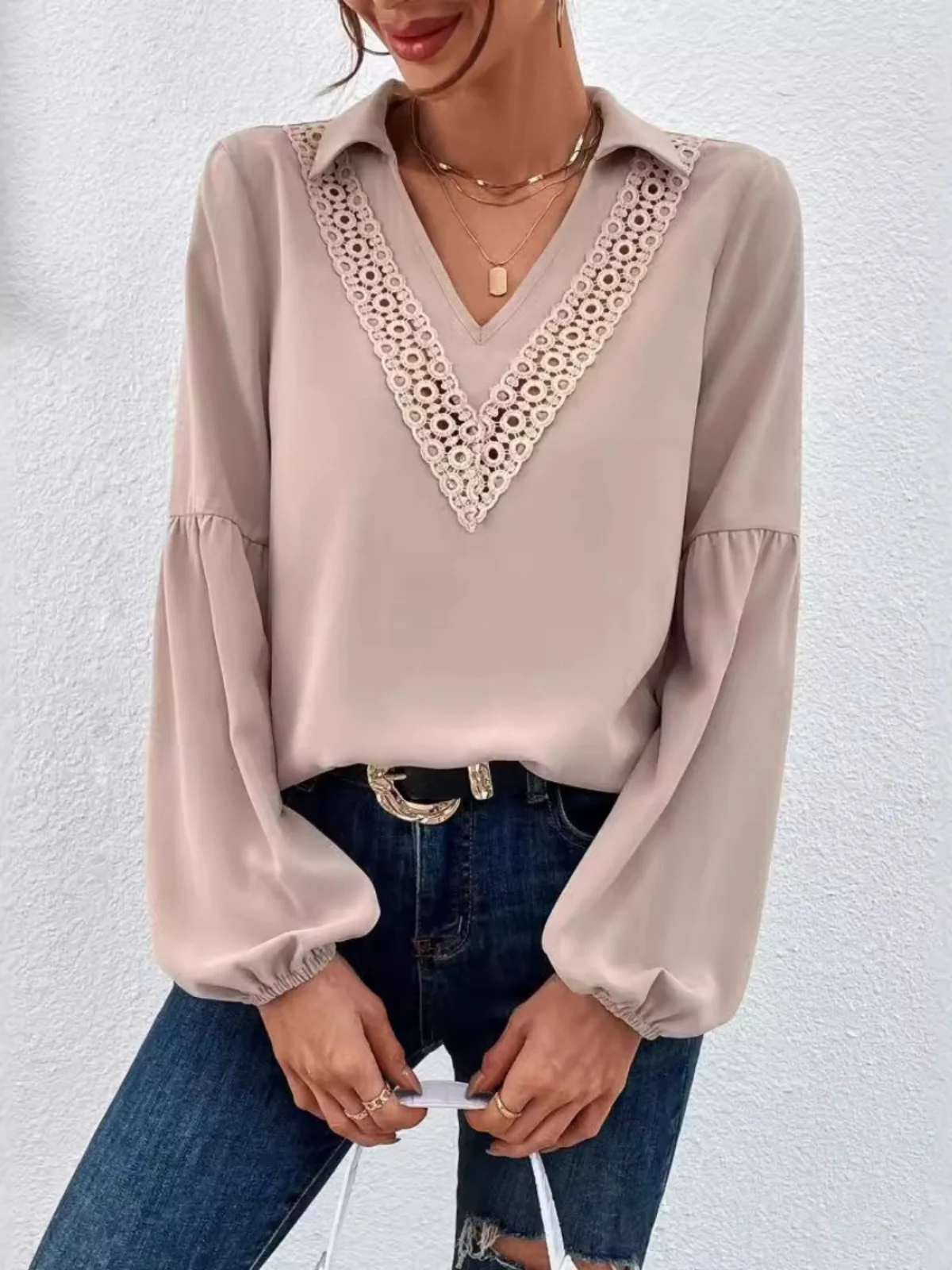 

Повседневная женская рубашка с V-образным вырезом, кружевными рукавами-фонариками, прямого кроя, с длинными рукавами, из полиэстера, модная, универсальная, стандартной длины
