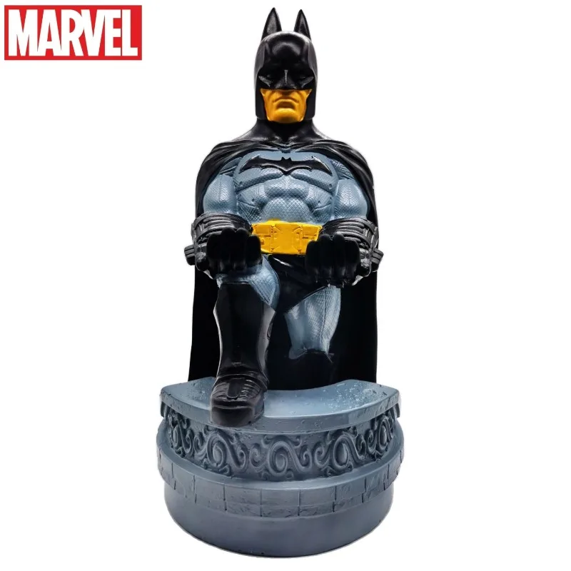 

Фигурка Бэтмена из мультфильма аниме постоянного тока, модная и универсальная для мужчин и женщин, модная подставка для мобильного телефона и настольное украшение