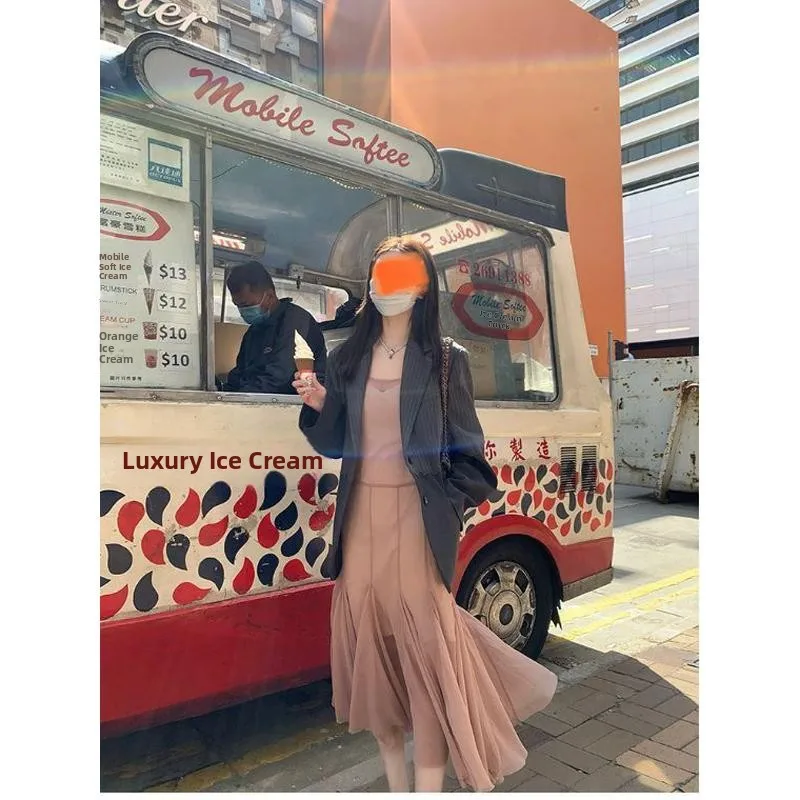 Realzz Romantic White Gown with Fi Tail Design And Strapl Neline in y Pink Color Ideal for Proposals And Vaions