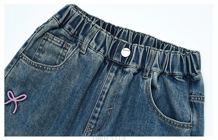 Hochwertige Kinder-Jeans im High-Fashion-Stil mit lockerer Passform und Schleifenstickerei für Teenager-Mädchen, trendige blaue Denim-Hosen, Kinderhosen – Detail 9