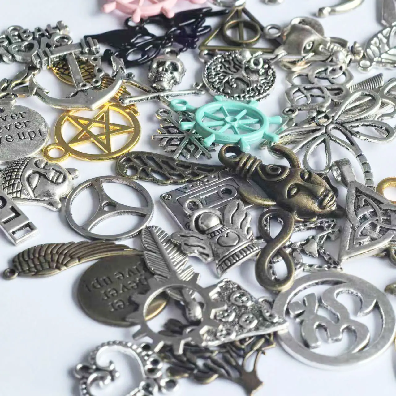 

150g Mixed Color Metal Charm Pendants 15-40mm Handemade Crafts Supplies DIY Jewelry Material Pack