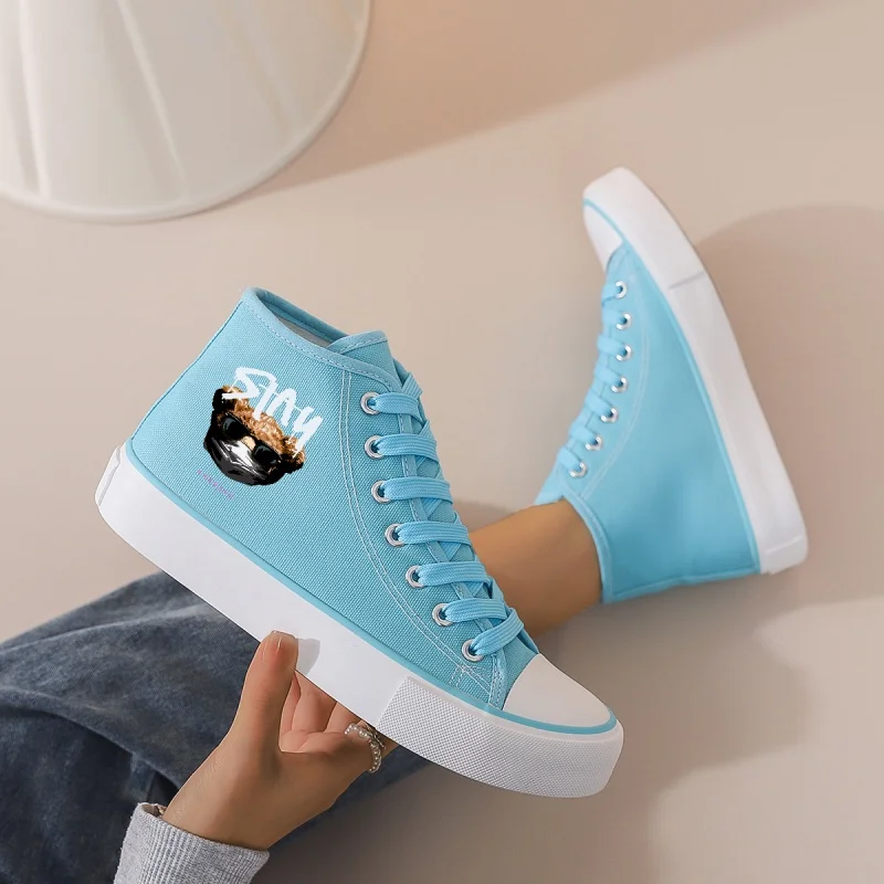 

Женские синие высокие парусиновые кроссовки: подошва на платформе, шнуровка. Мультяшный графический дизайн для повседневного повседневного, кампуса и уличного стиля.