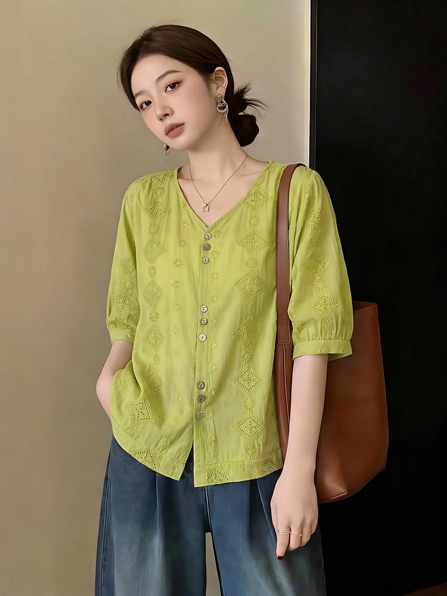 

Green Floral Embroidery V-Neck Short Sleeve Shirt Women's plus Size Stylish Age-Defying Top Korean Style Loose Fit Commute Wear