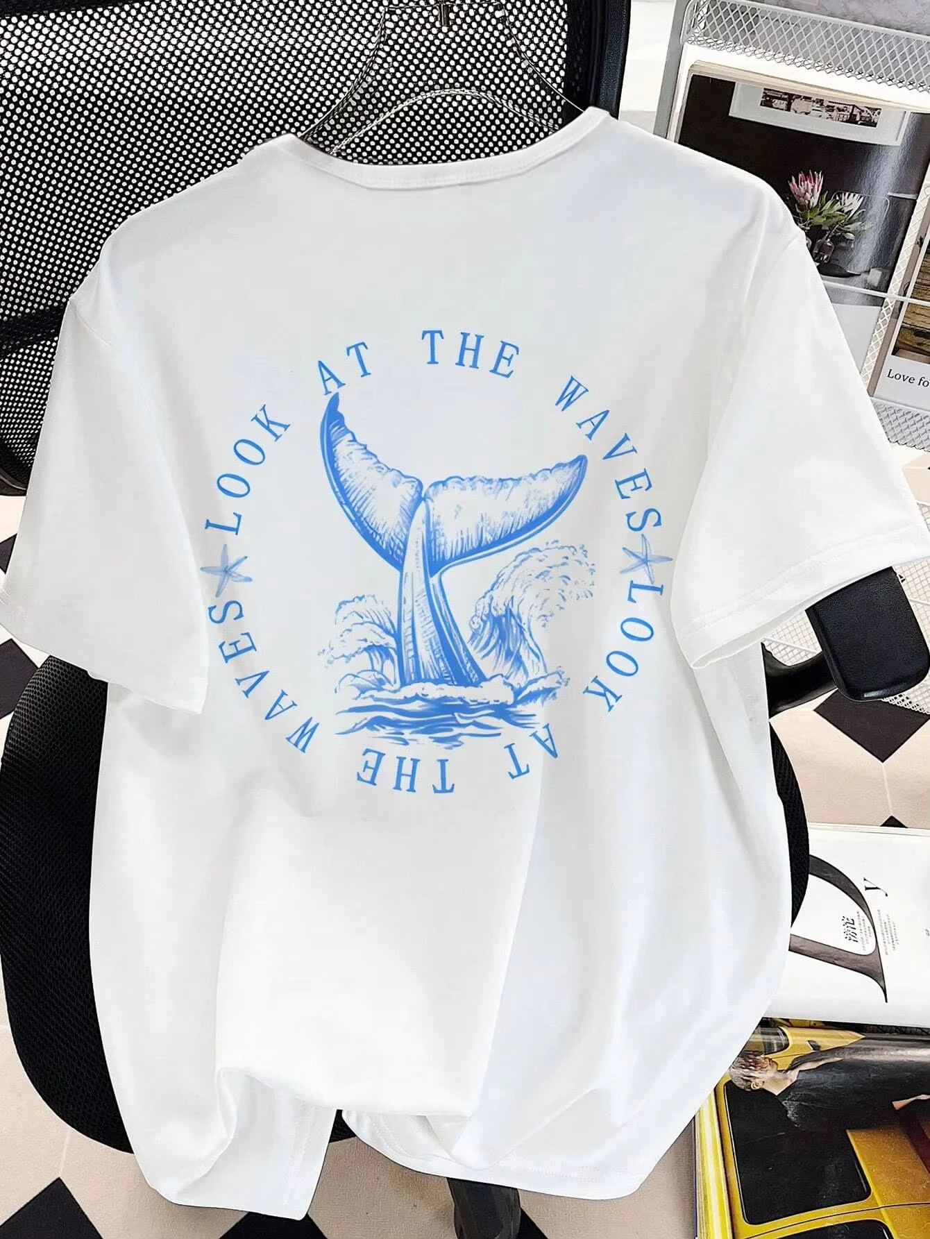 패션 여름 반팔 캐주얼 티셔츠 '파도를 바라보며 고래 꼬리와 레터링 프린트 티셔츠'