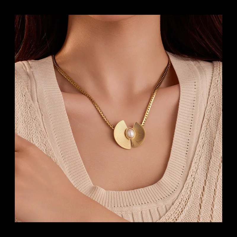 أزياء الفولاذ المقاوم للصدأ مروحة غير متناظرة قلادة اللؤلؤ التيتانيوم الصلب قلادة المتخصصة قسط سلسلة الترقوة