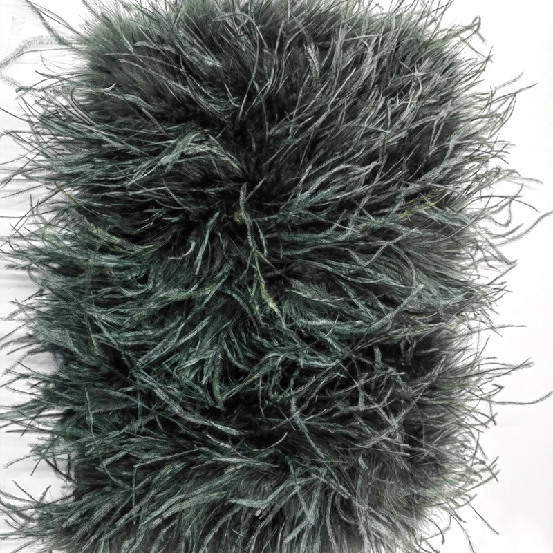 Neuestes Design eines Kleides aus 100% natürlichen Straußenfedern, mehrfach geschwungenes Design, durchsichtiges rückenfreies Kleid, sexy Damenkleid. – Detail 20