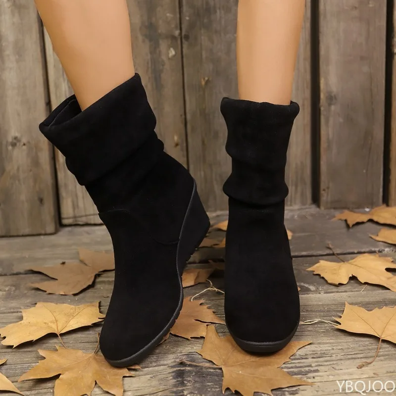 أحذية نسائية ذات كعب عريض كبير ونعل سميك لزيادة الارتفاع للخريف والشتاء من جلد الغزال بمقدمة مستديرة بلون سادة وبسيط ومريح #4