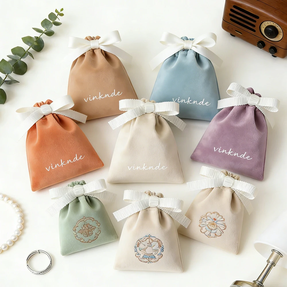 

Подарочные мешочки из фланели с индивидуальным логотипом, 100 шт./лот, 9x12 см, для ювелирных изделий, с завязками, маленькие упаковочные пакеты для колец, свадебных сувениров для гостей