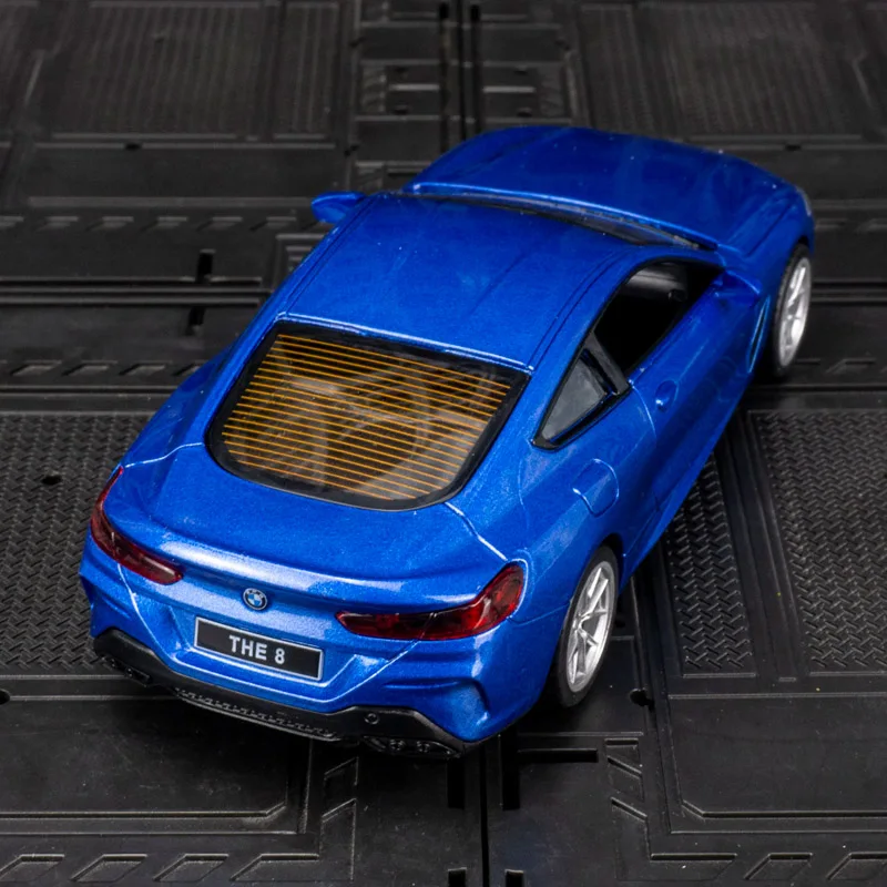 1:35 BMW M850i 合金車モデル装飾品ダブルドアプルバックおもちゃの車の少年の誕生日プレゼント