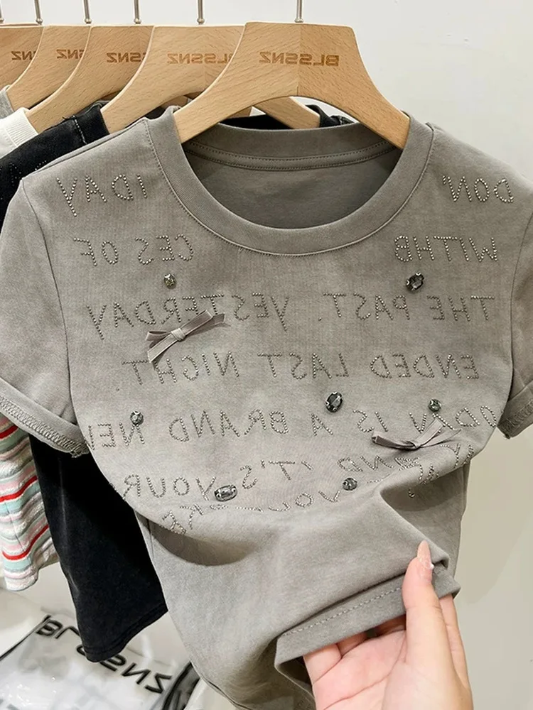 

Корейская футболка с вышивкой и надписью, женская, приталенная, летняя, укороченная, с открытыми плечами, маленького размера, топ