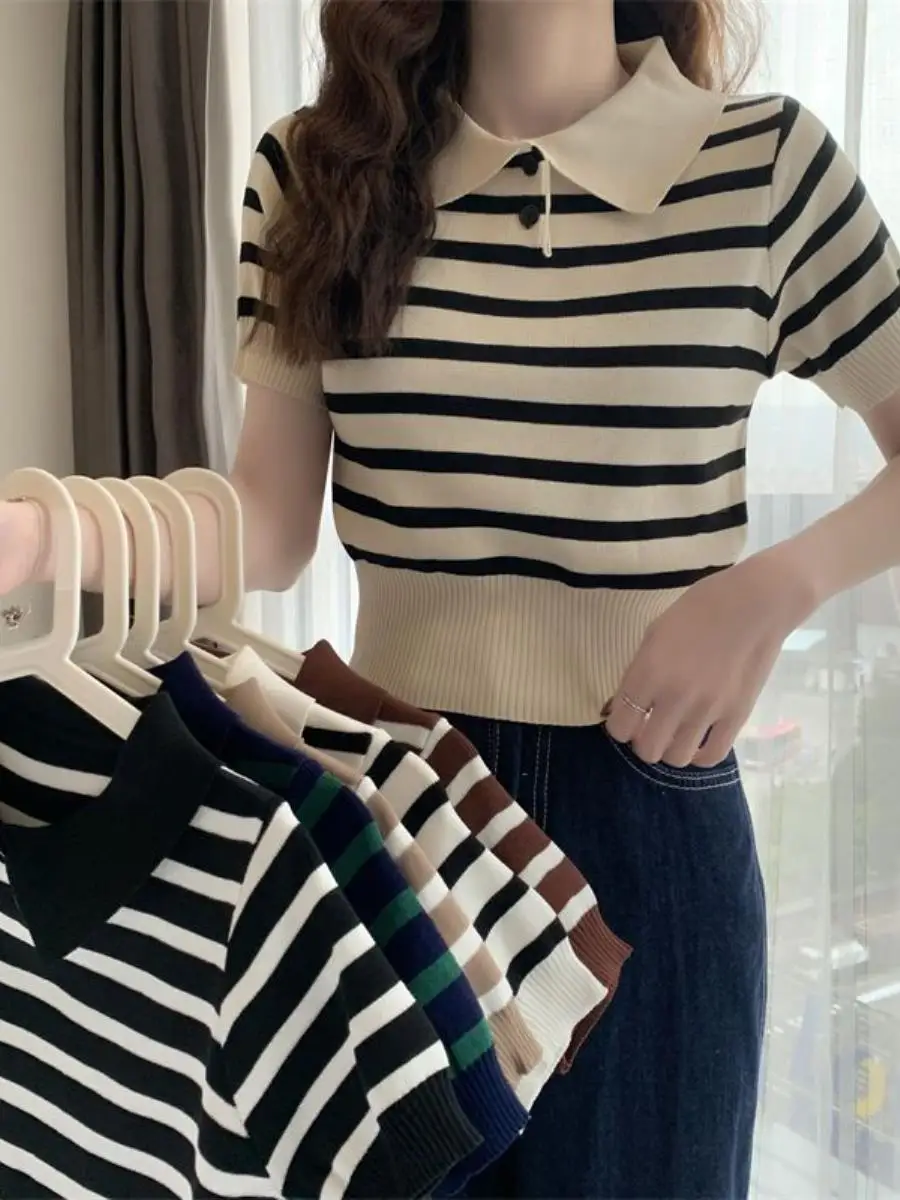 camisa-feminina-de-verao-manga-curta-com-gola-estilo-vintage-cintura-marcada-comprimento-curto-bolso-tipo-lenco-estilo-executivo-moda