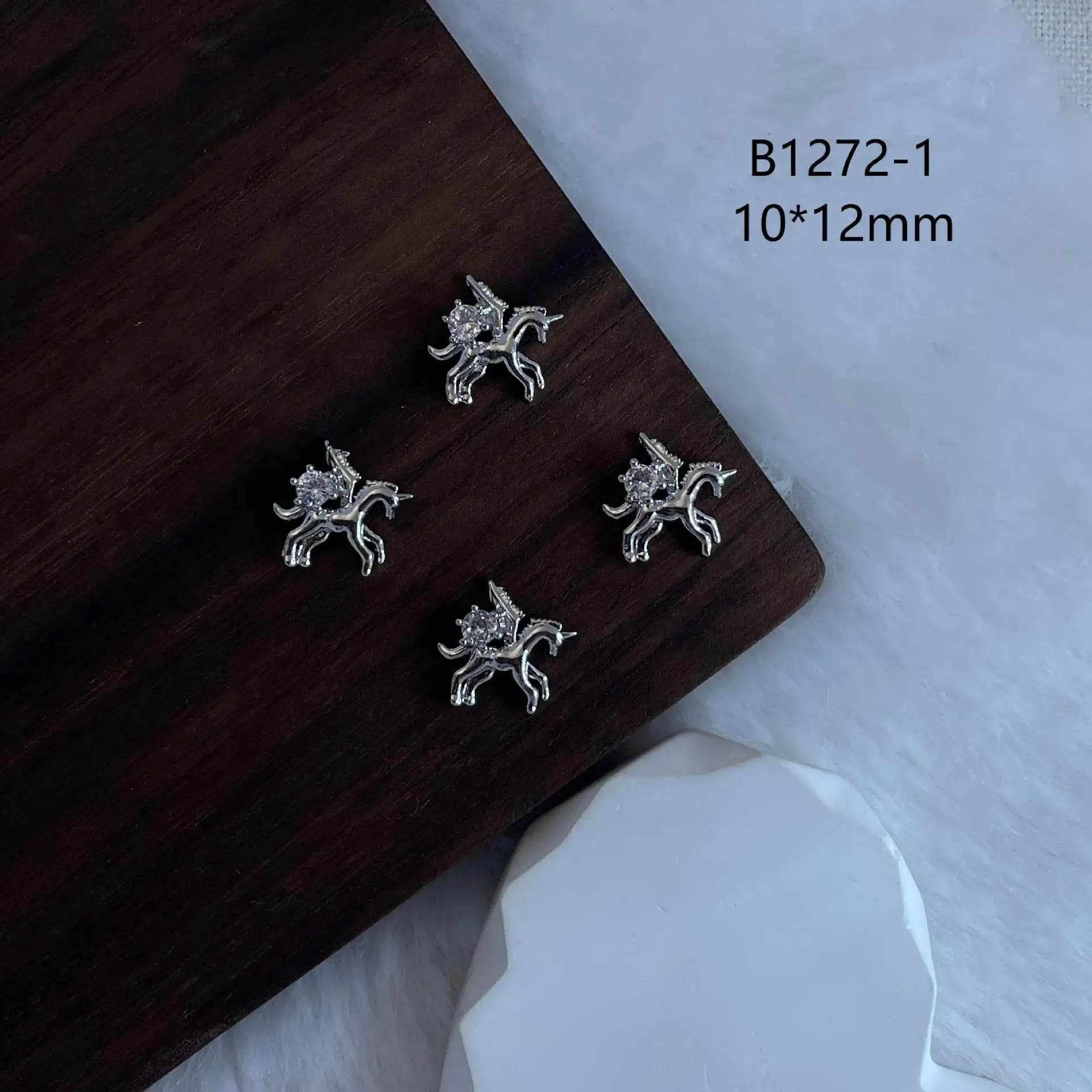 4個入り カニウ 3Dアニマルネイルチャーム 可愛いクマ 猫 ユニコーン ゴールド ホワイト ピンク クリスタルラインストーン ネイルアートデコ DIY マニキュア用