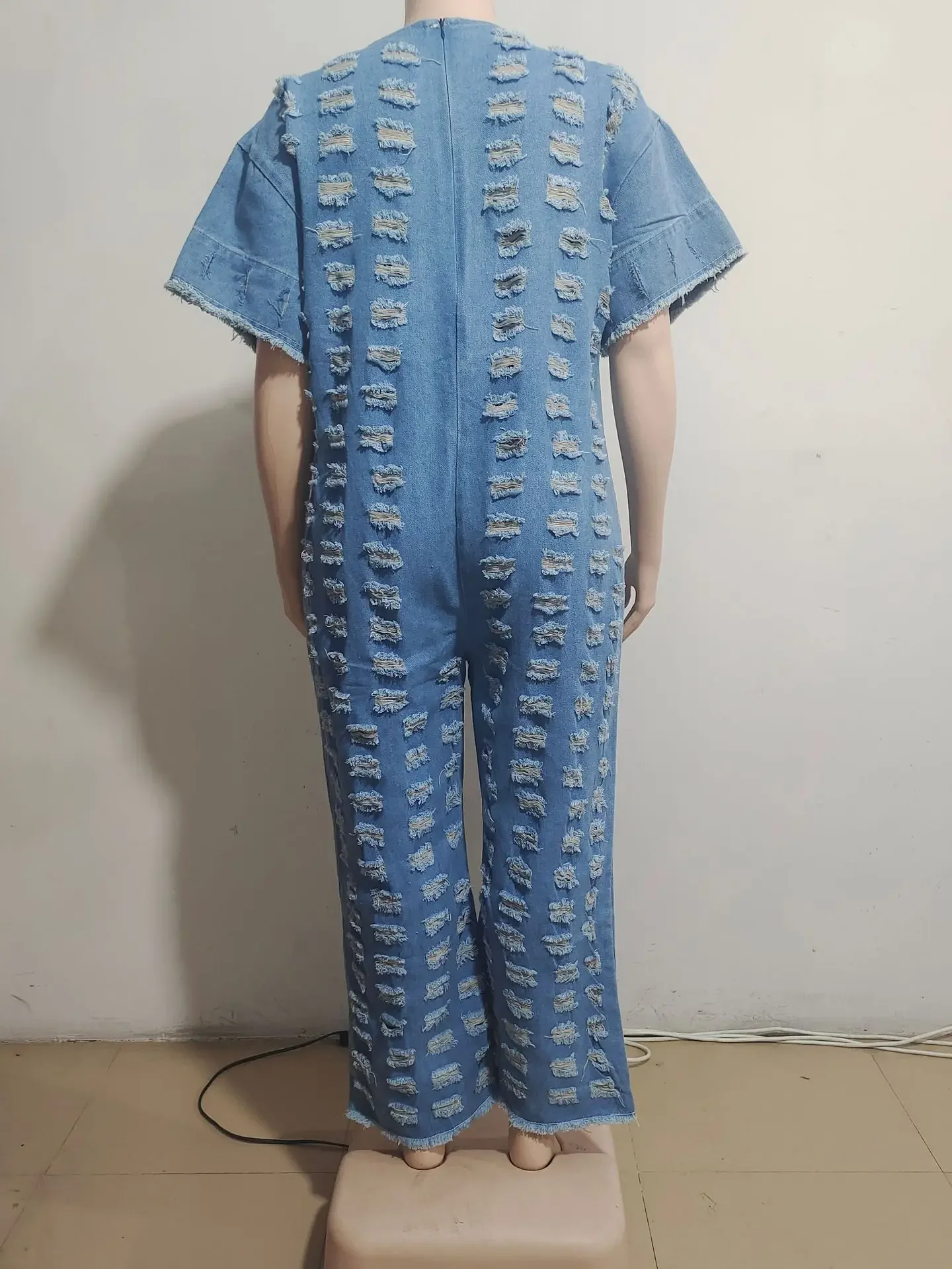 بذلة نسائية أوروبية وأمريكية فضفاضة من قماش الدنيم، مثيرة عميقة على شكل حرف V، ممزقة، بذلة واسعة الساق بأكمام قصيرة من قطعة واحدة