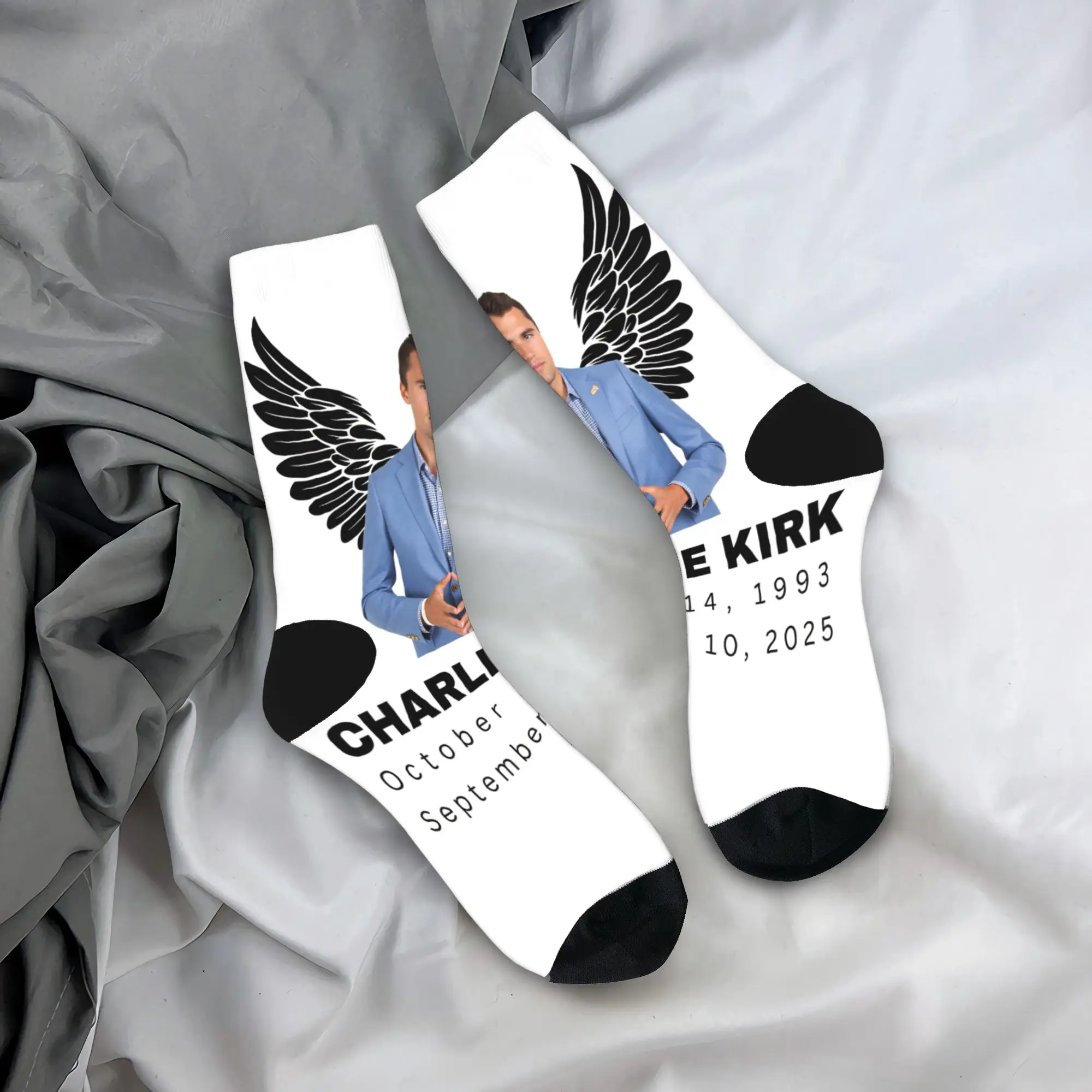 

Мемориальный портрет Чарли Кирк с крыльями, носки, чулки, зимние нескользящие носки для взрослых и мужчин, средние мягкие носки для скейтборда с узором