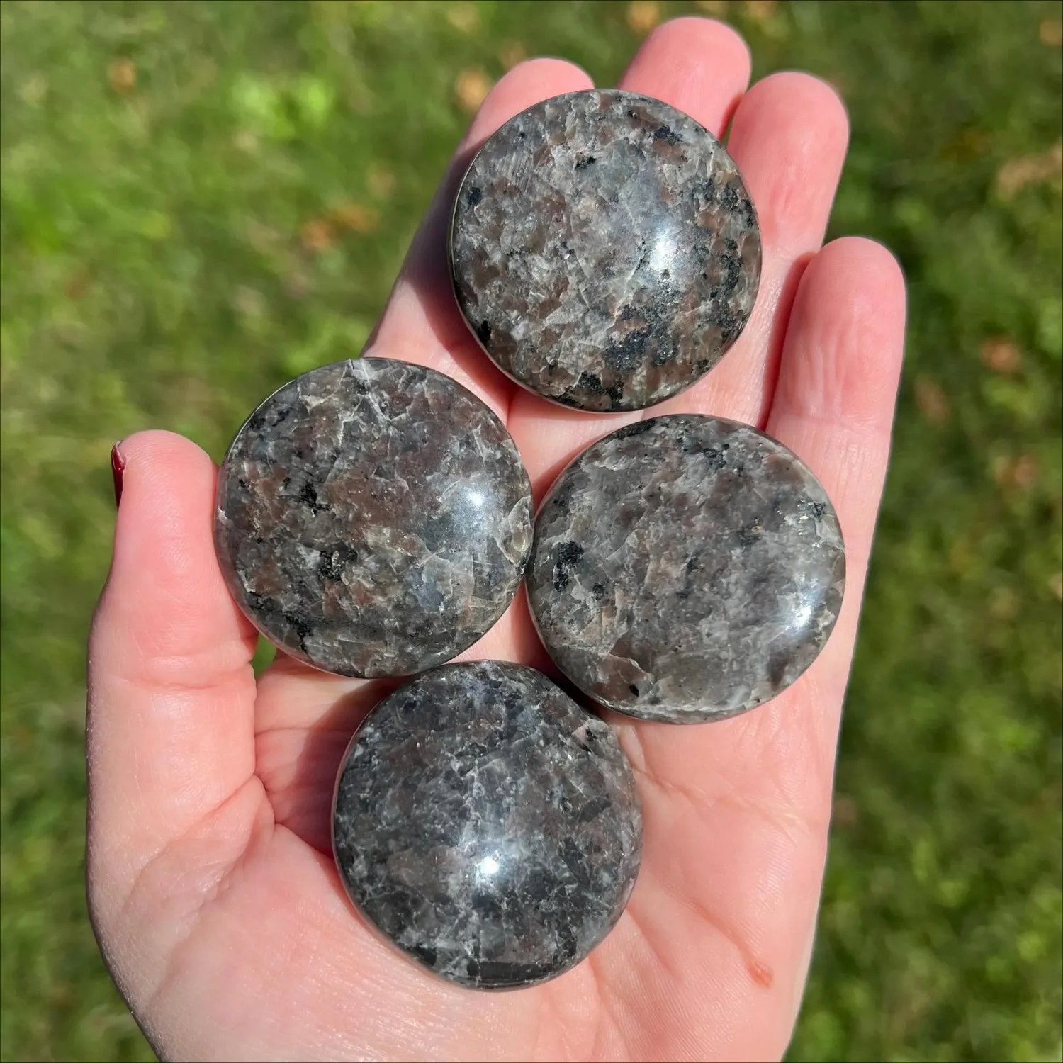 Polished Yooperlite Palm Stone, UV Reactive Crystal Pocket Stone,Unique Specimen for Collectibles and Educational Use