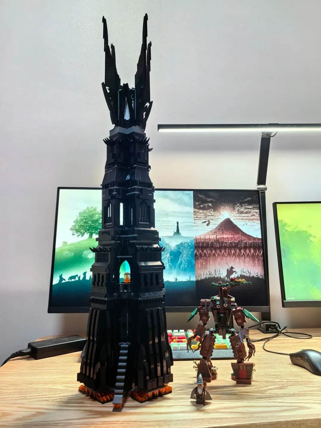 

В НАЛИЧИИ Черная башня, совместимая с 10237, украшения для дома, блоки, кирпичи, 2359 шт., образовательные подарки на день рождения, Хэллоуин, Рождество