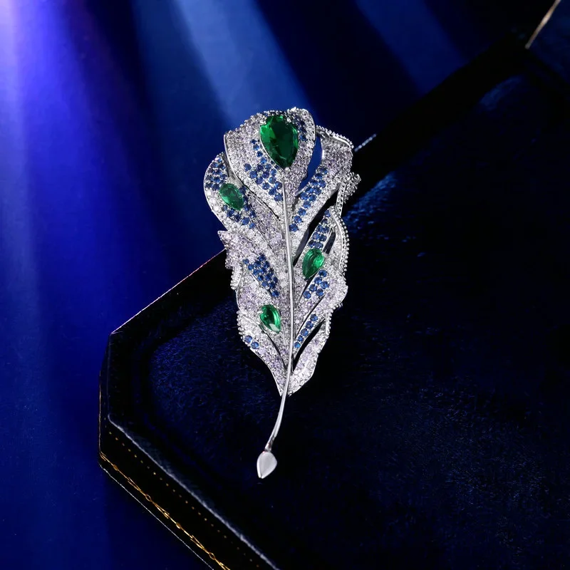 

Этот высококачественный дизайн представляет собой роскошное, ретро и изысканное пальто с булавками в виде листьев и булавками из зеленого листьев.