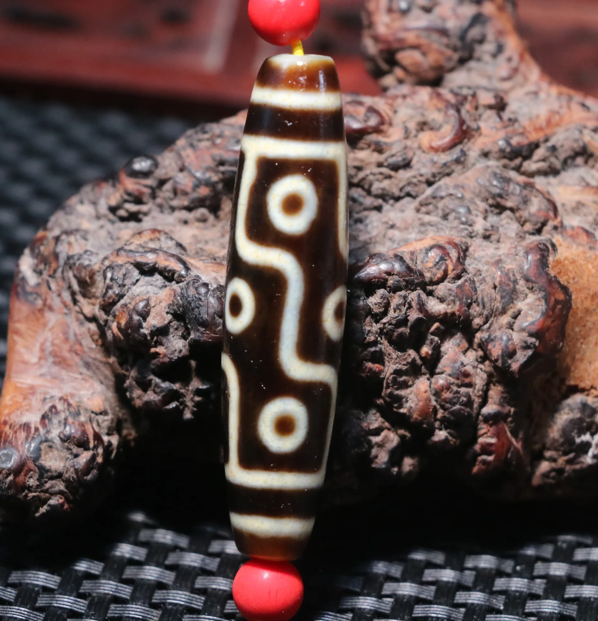 

Energy Tibetan Old Agate Ivory Color Fold Line 9 Eyed King Symbol dZi Bead Top Amulet LKbrother Sauces Top Quality