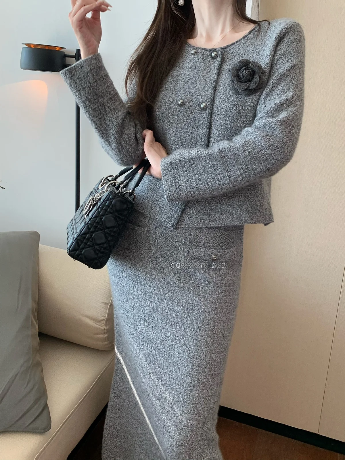 

Комплект из утолщенного трикотажа DAJOS Ele Thiened High Densi с отстегивающейся брошью Little Fraance и вязаным костюмом из шерсти.