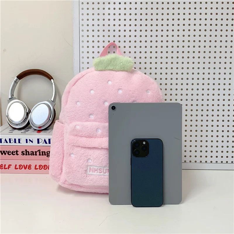 Plecaki damskie 2025 z pluszową słodką truskawką, klasyczne, jednokolorowe, hit sprzedaży, z wewnętrzną kieszenią na zamek, duża pojemność, torby szkolne.