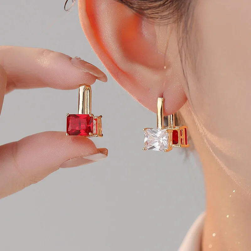 

Серьги-гвоздики в стиле легкой роскоши, инкрустированные цирконами, для женщин, универсальные, геометрические, с индивидуальным дизайном