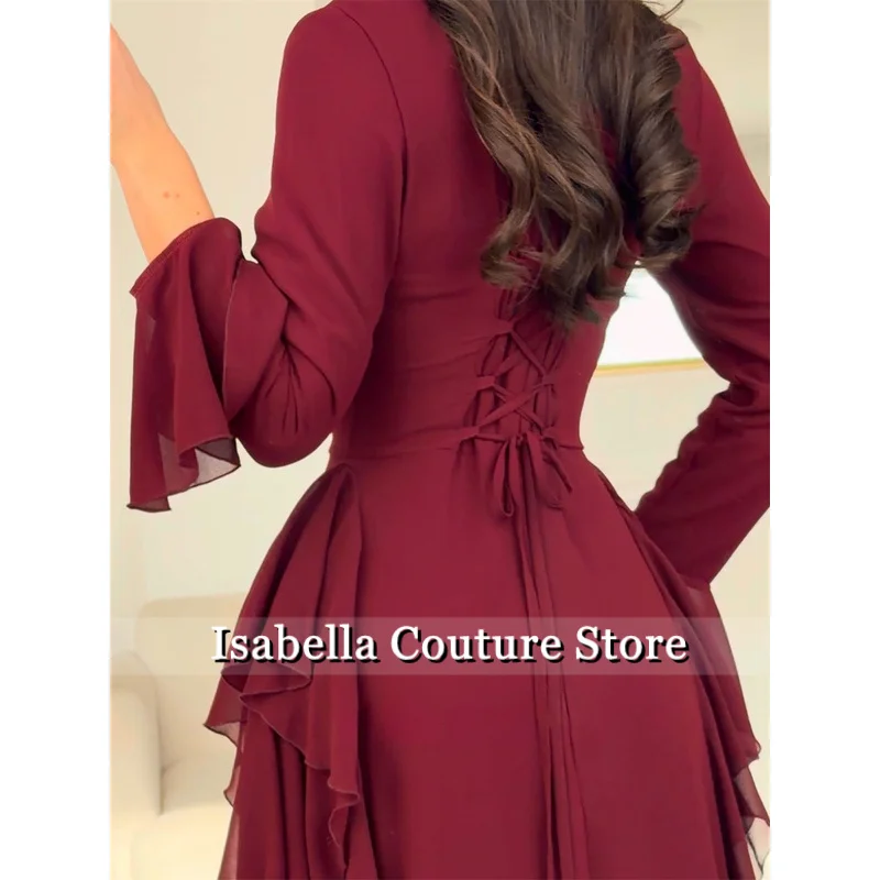 맞춤형 와인 레드. 공식적인 행사를 위한 고급스러운 여성 이브닝 드레스 러플 긴 소매 터틀넥 댄스 파티 드레스
