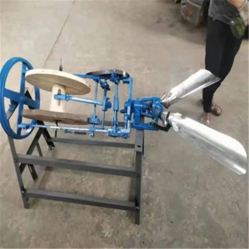 Automatic agricultural making , belt spinning , rice straw rope hine