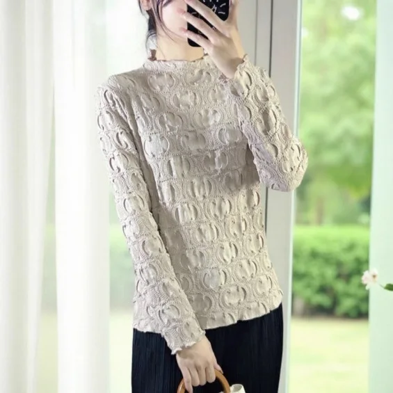 Miyake-Camiseta roja con diseño plisado para mujer, camiseta de manga larga con medio cuello alto, bordado en relieve, capa Base interior sencilla y versátil