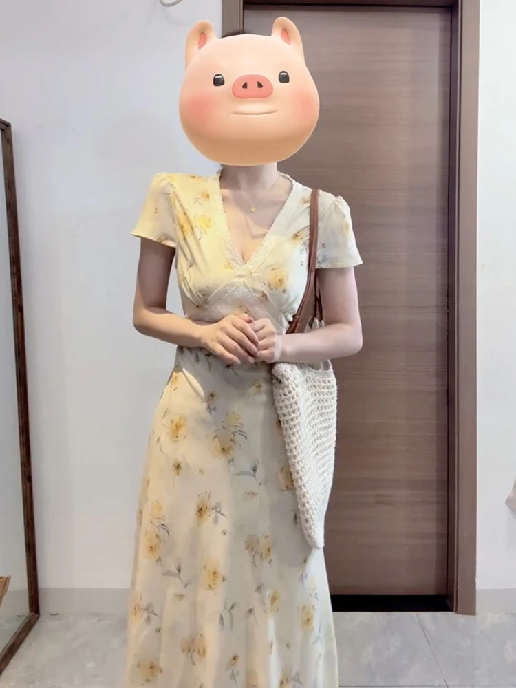 ชุดเดรสยาวลายดอกไม้สีเหลืองอ่อน รุ่นใหม่ประจำปี 2025 สำหรับผู้หญิง สไตล์ญี่ปุ่น สวยหวาน เหมาะสำหรับใส่ไปเที่ยวทะเลช่วงฤดูร้อน