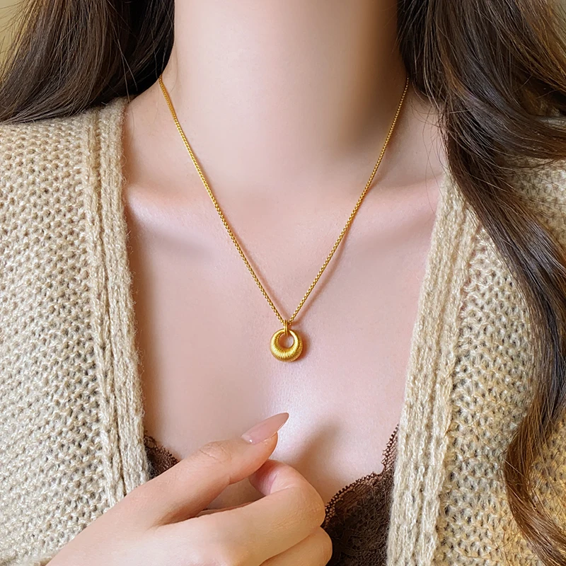 Retro Sandgoldfarbene Matte Runde Anhänger-Halskette für Damen und Herren Sommer 2026 Trendiger Schmuck Schlüsselbeinkette Accessoire – Detail 6