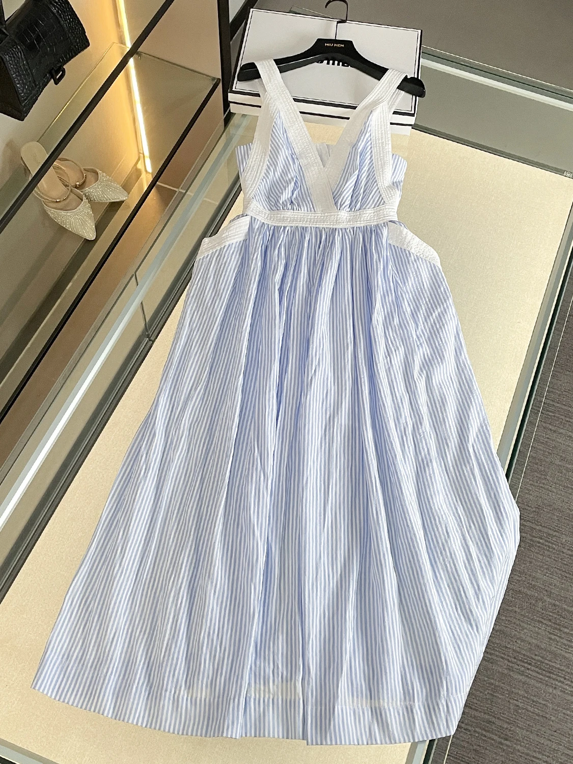 Fre Sle Vネックストライプストラップ付きハイウエストロングスカート レディース 夏 2025 快適で通気性のあるガウン