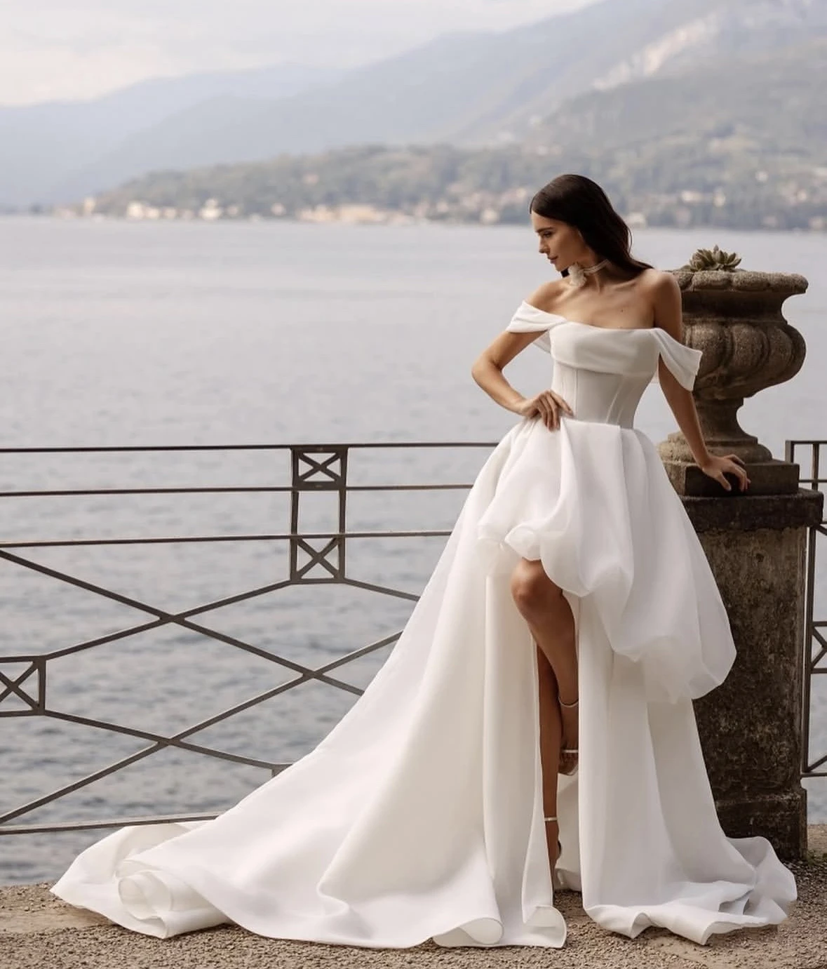 Gaun Pengantin Pantai Asimetris Gaun Pengantin Panjang A Line Putih Belahan Samping Korset Bahu Terbuka Gaun Pengantin Boho Dibuat Sesuai Pesanan 2025