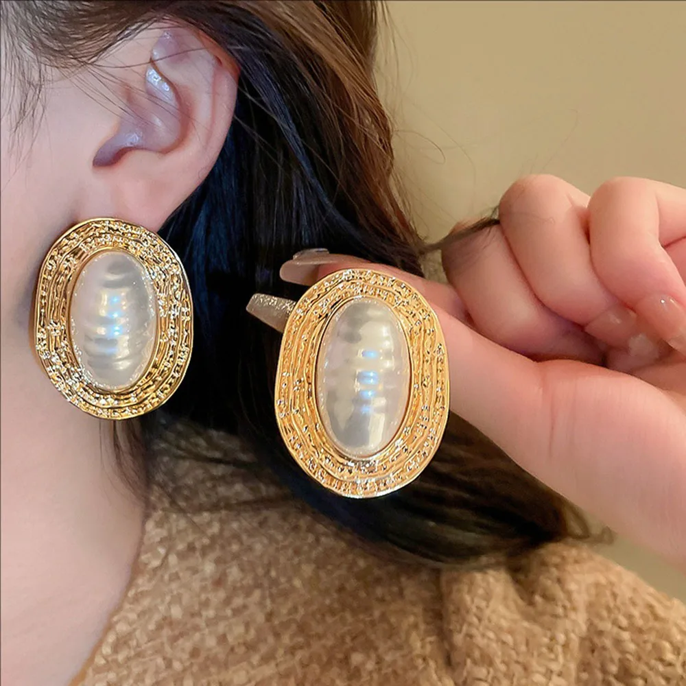 

Silvery Needle Pleated Striped Oval Pearl Earrings Retro Fashion High-end Studs Individual And Exaggerated Jewelry