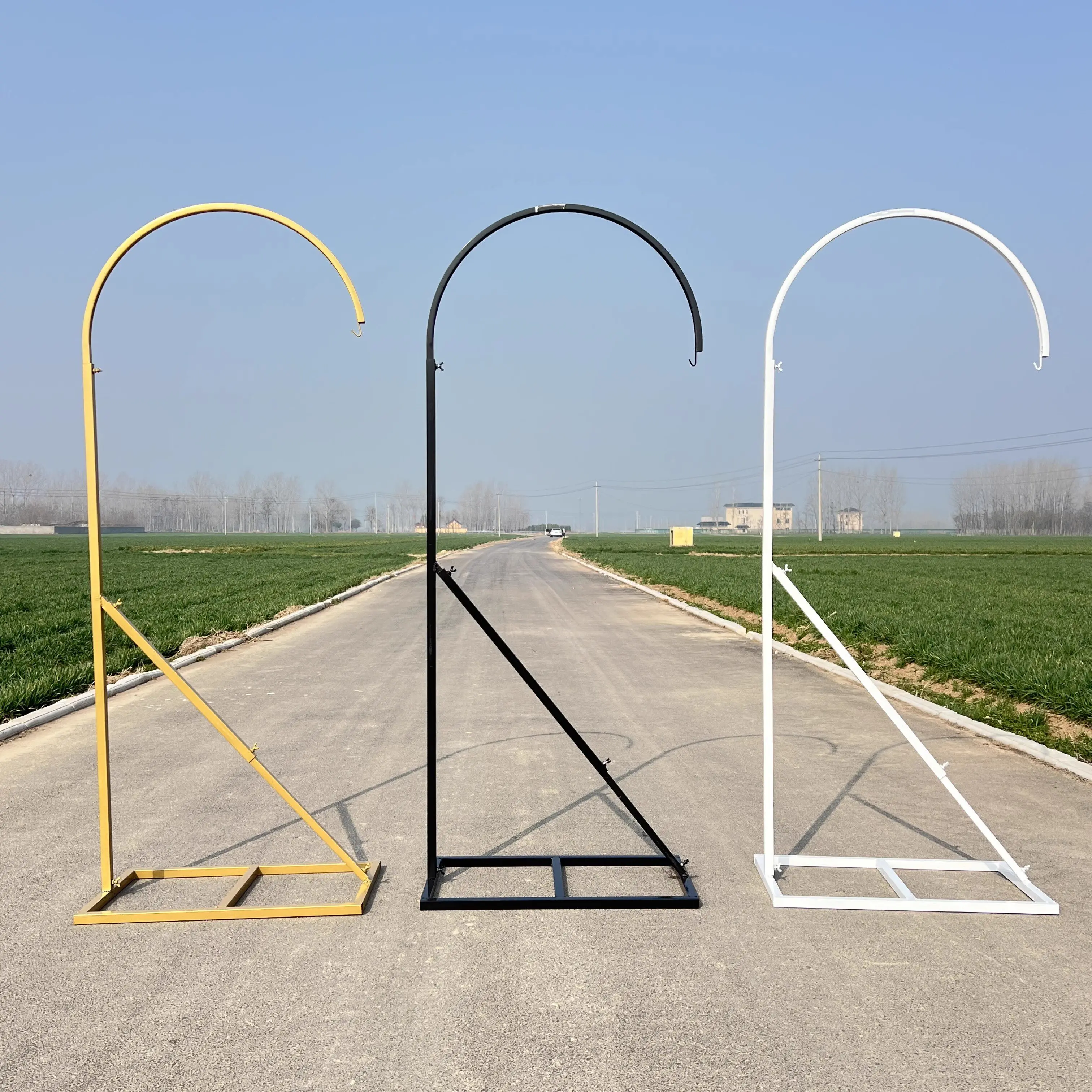 

Свадебные декорации, элементы из ракушек, кронштейны, черные изогнутые крючки, кованые ветряные колокольчики, указатели для дорог, уличные кронштейны для хрустальных ламп