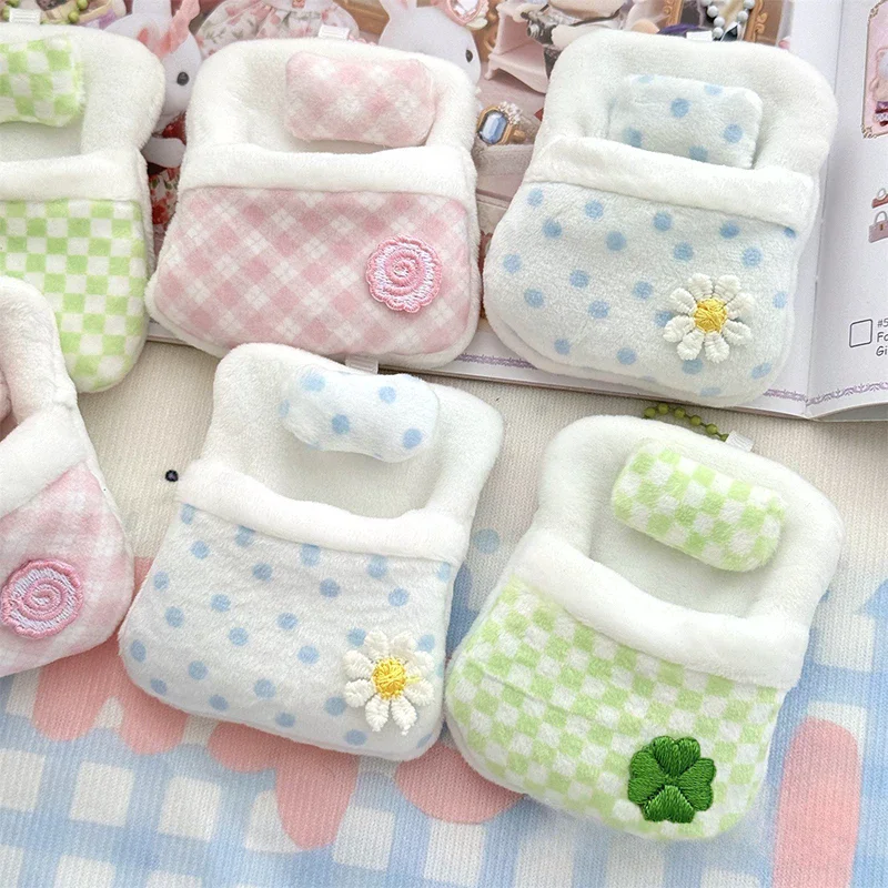 Nuevo lindo muñeco de peluche de Anime Animal bolsa colgante llavero trébol de cuatro hojas edredón Mini saco de dormir muñeca mochila colgante