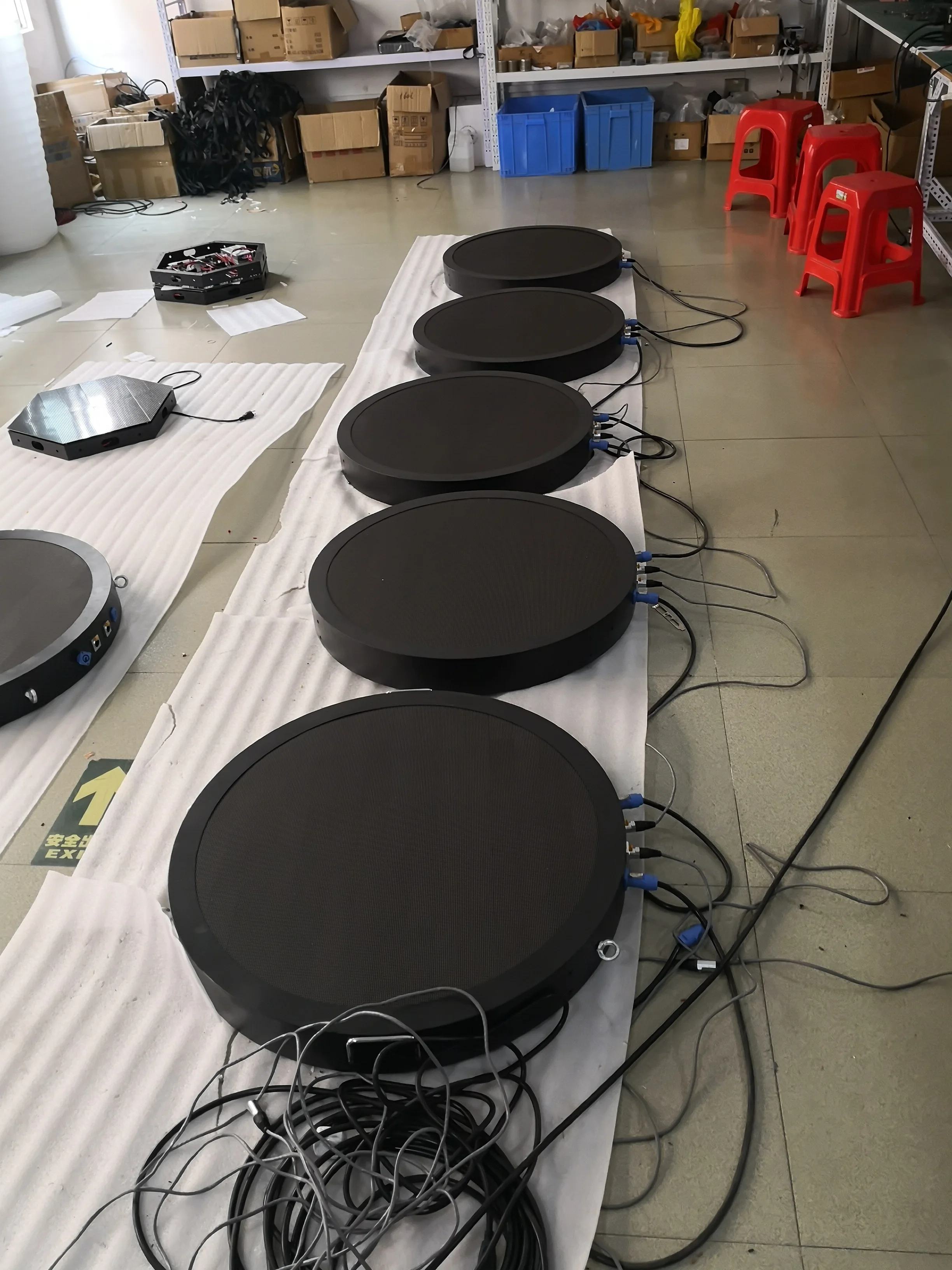 Custom Size Cake Shape LED Display Screen IP65 Waterproof Indoor Outdoor Floor Stand LED Screen Support Animation for Retail Ele