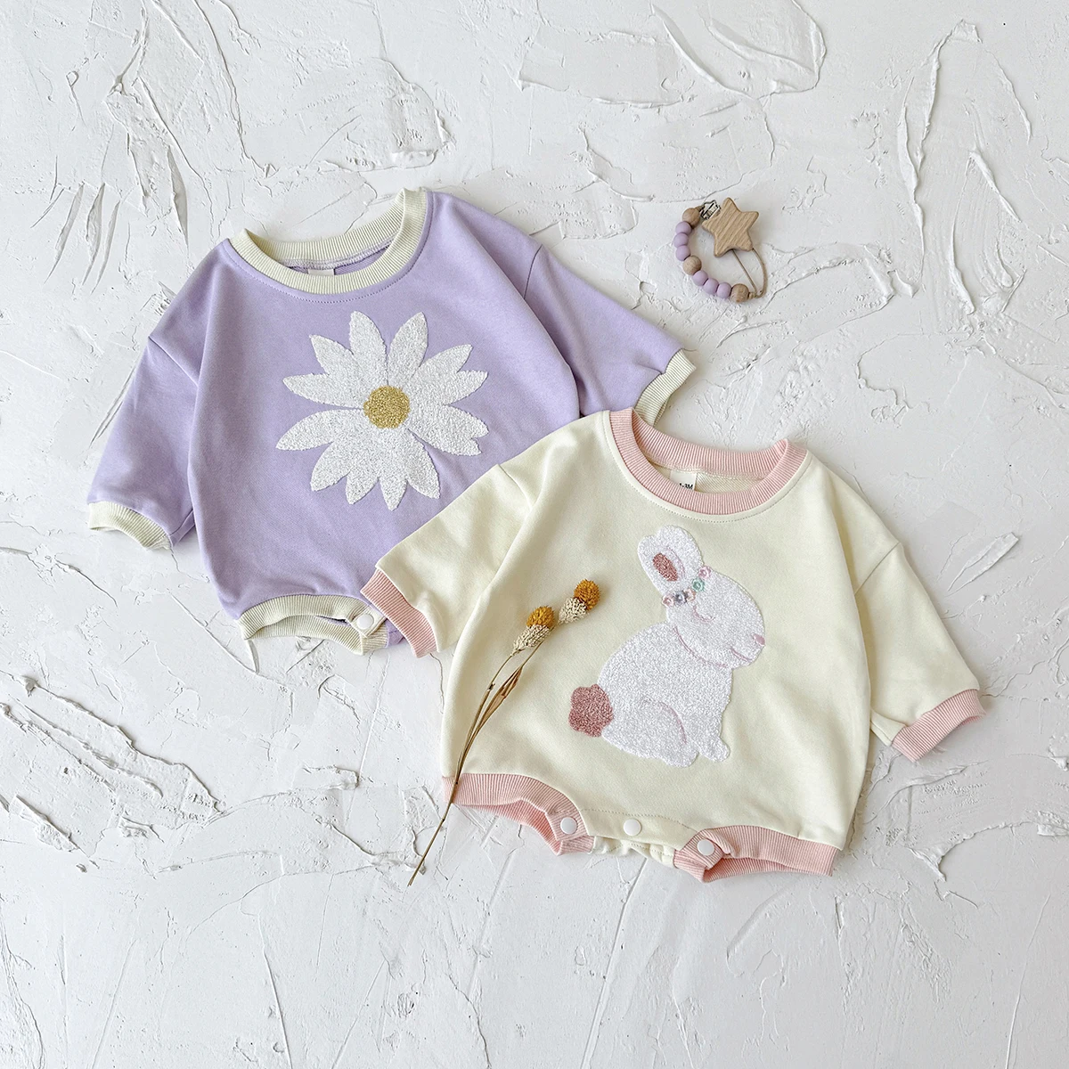 Baby-Strampler mit Hasen- und Gänseblümchen-Aufnäher, langärmeliger Body mit Rundhalsausschnitt für Kleinkinder, ideal für Frühling und Herbst, lockerer Sweatshirt-Strampler für Mädchen. – Detail 4