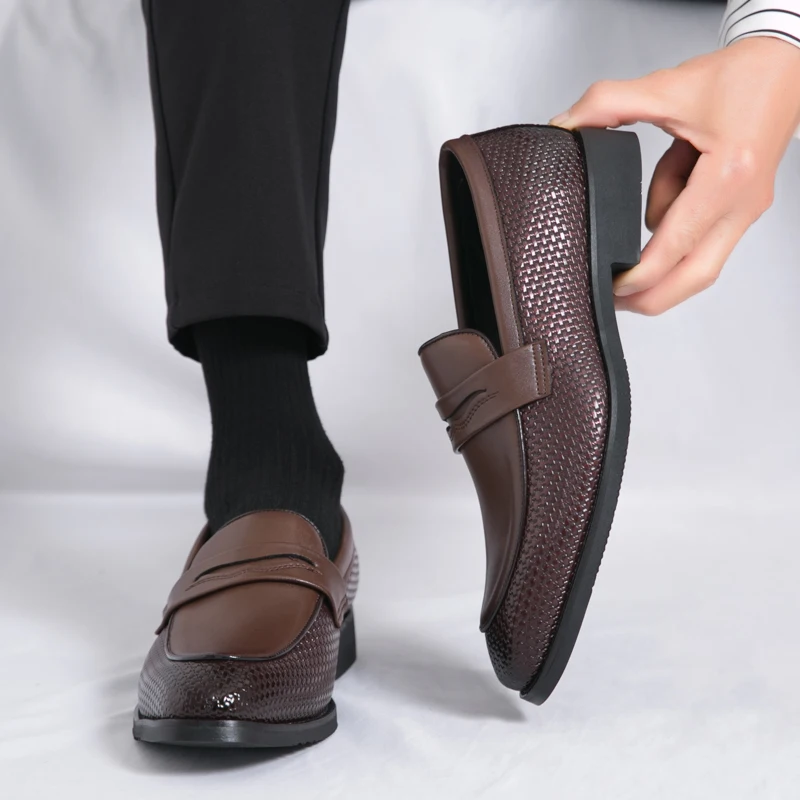 

Мужские повседневные кожаные туфли. Минималистичный роскошный стиль. Офисное и деловое свадебное платье жениха. Черно-коричневое ретро-слипоны.